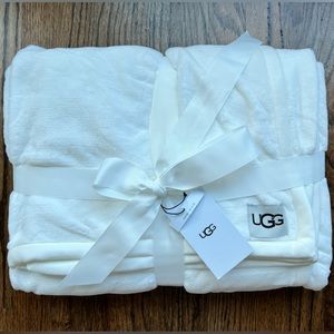 NWT UGG blanket Duffield Throw 50”x70” Style 1106011, Color Cream/White